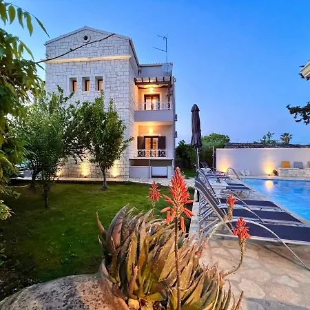 Heart House With Private Pool By Dadovillas *
