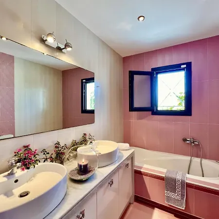 Heart House With Private Pool By Dadovillas アカラヴィ