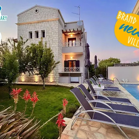Heart House With Private Pool By Dadovillas Villa