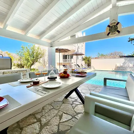 Villa Heart House With Private Pool By Dadovillas *